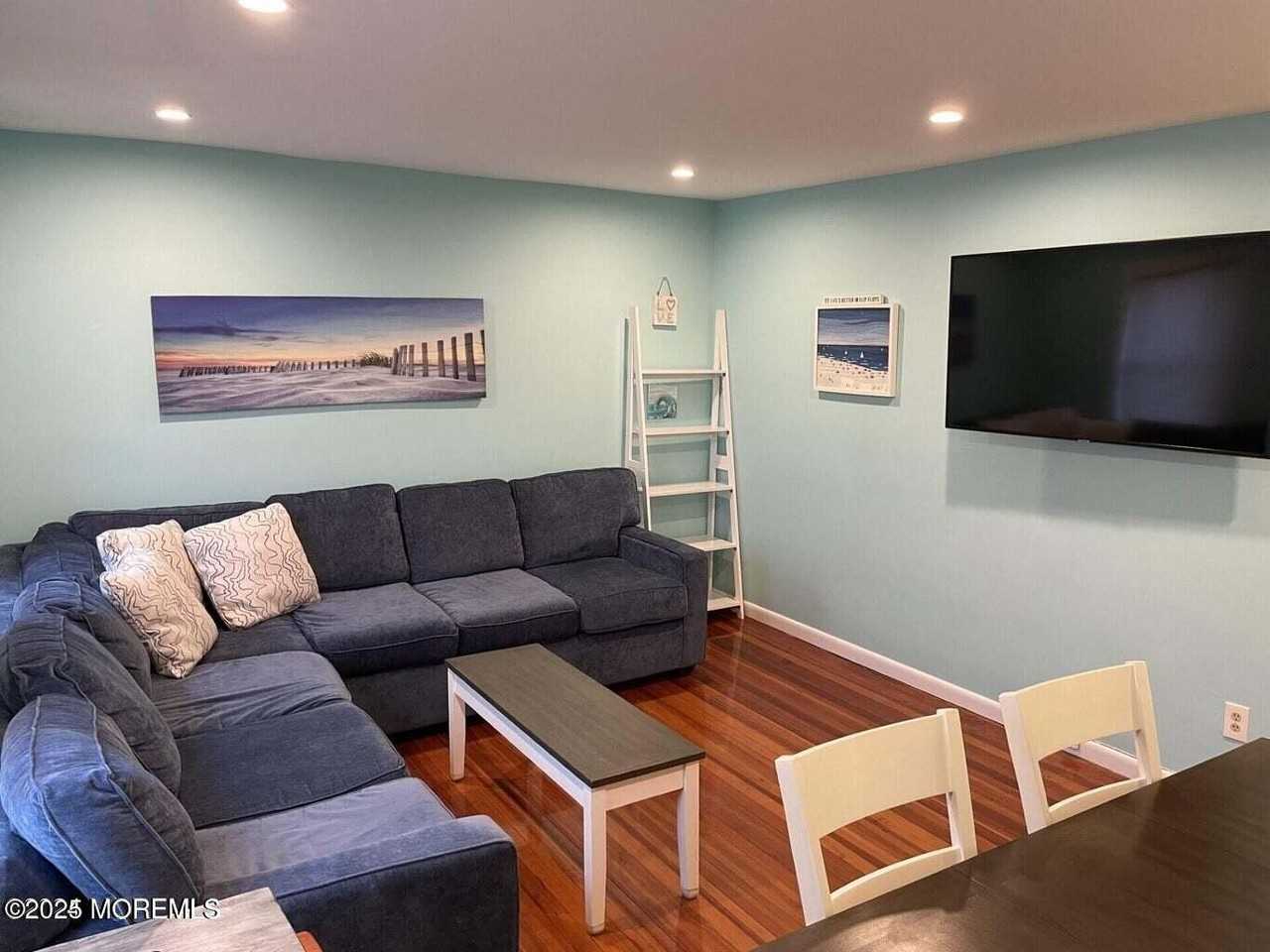 711 Beach Ave #3 - Photo 4 of 14