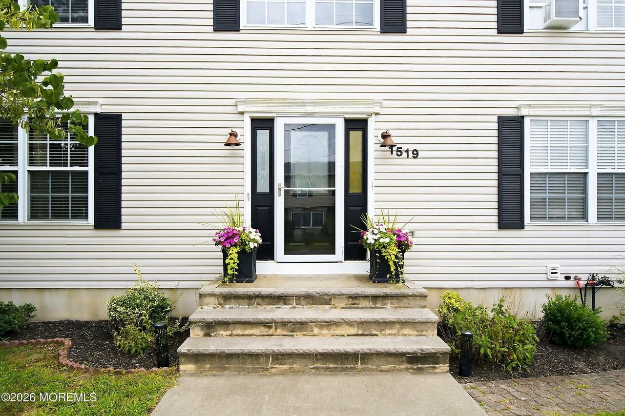1519 Berkeley Ave - Photo 4 of 50