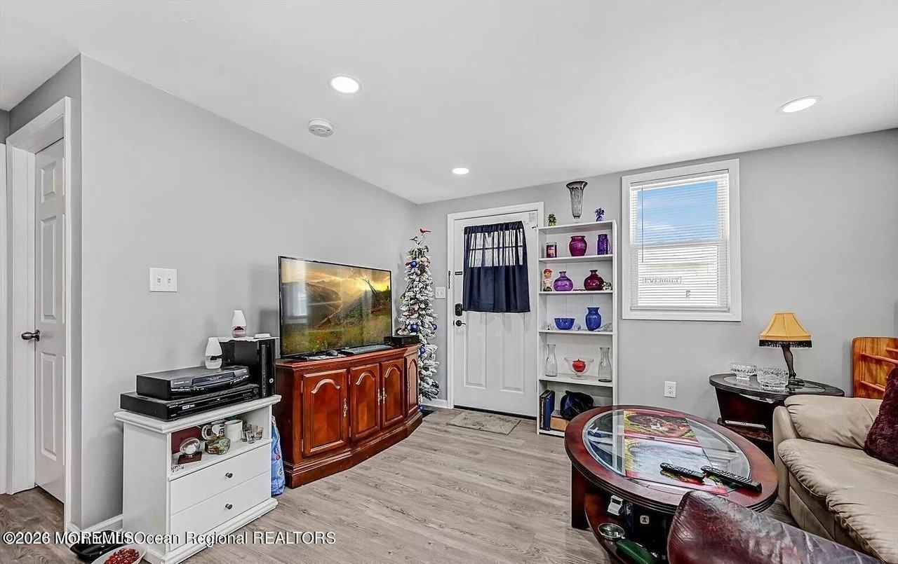 240 Sherman Ave - Photo 2 of 10