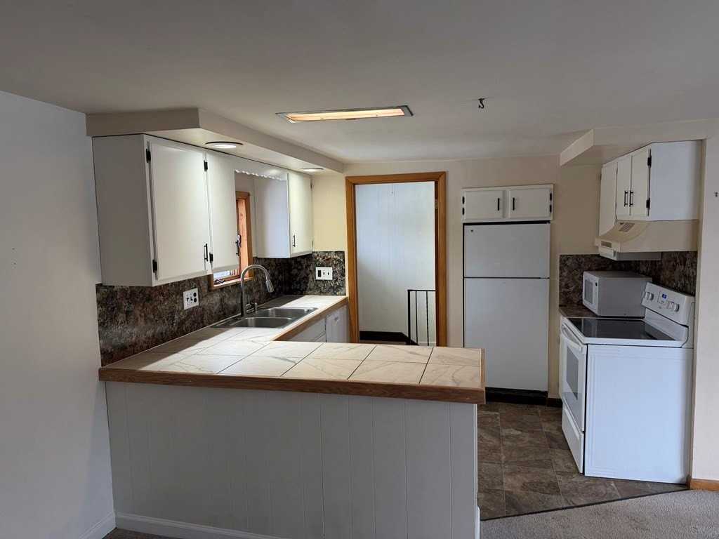 140 S Main St - Photo 3 of 12
