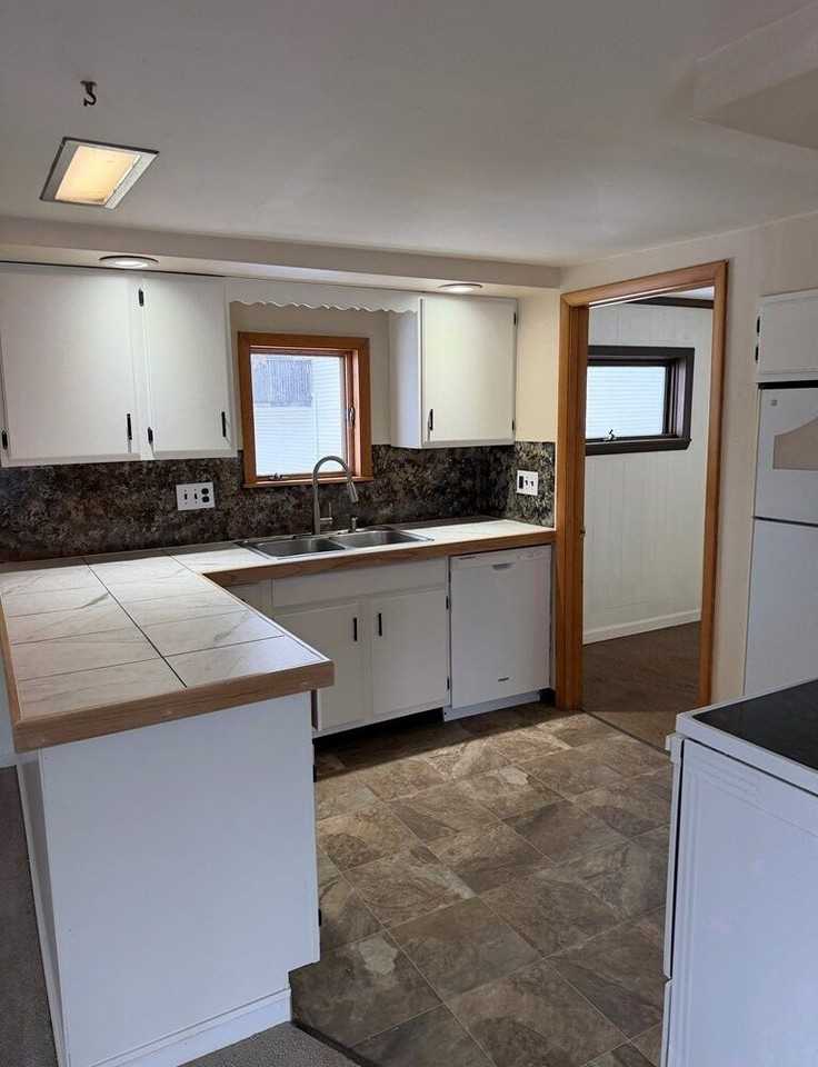 140 S Main St - Photo 4 of 12