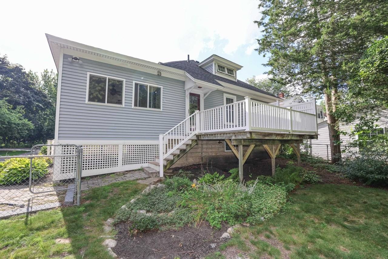 749 Maple St - Photo 5 of 34