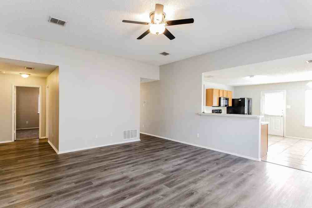 5521 Hunters Bend Ln - Photo 6 of 16