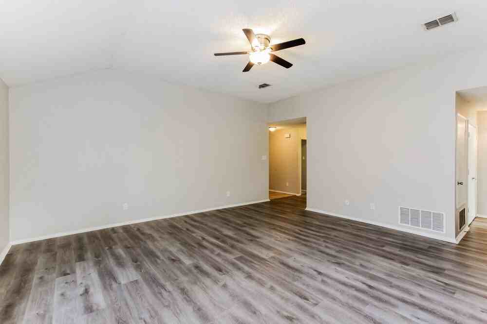 5521 Hunters Bend Ln - Photo 7 of 16