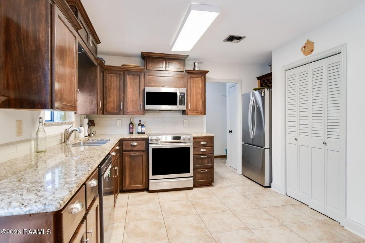 215 Sleepy Hollow Dr - Photo 6 of 16