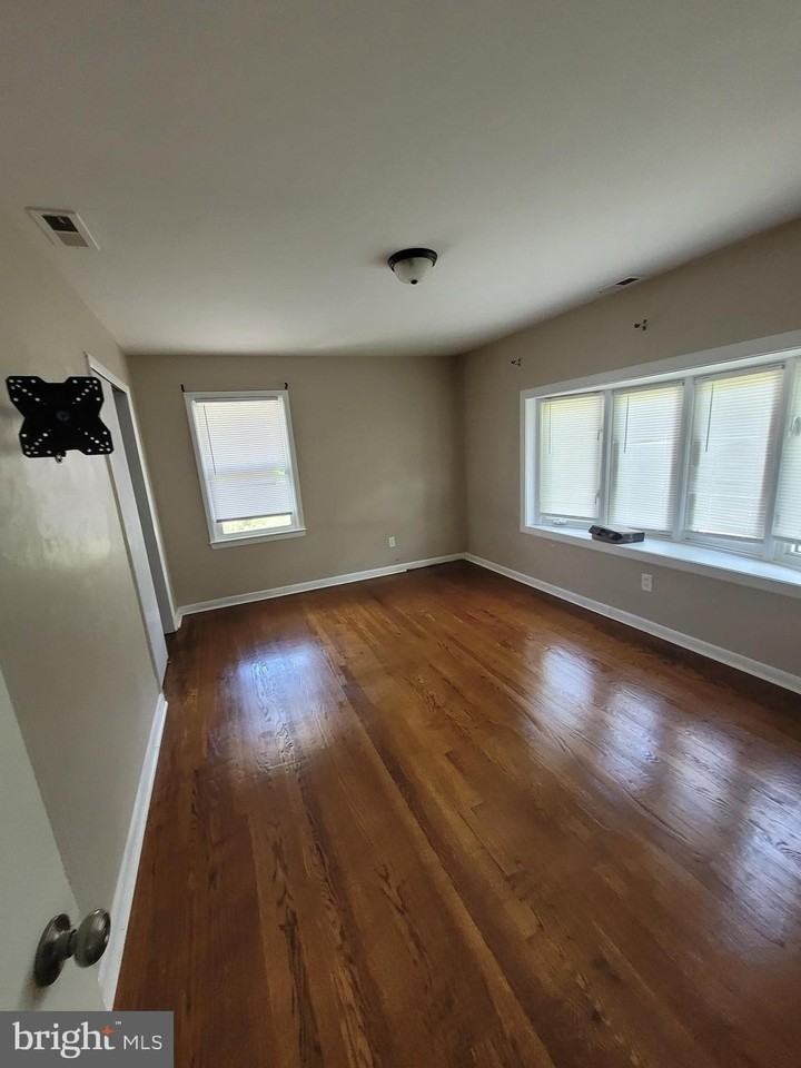 409 Phelps Ave - Photo 3 of 24
