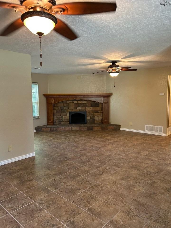 5204 Blue Ridge Dr - Photo 3 of 15