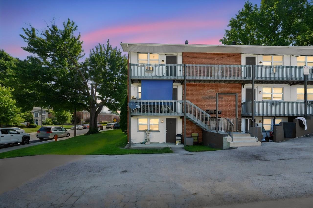 815 Riverview Dr #G - Photo 3 of 40
