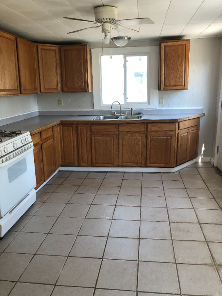 206 Balsam St - Photo 7 of 13