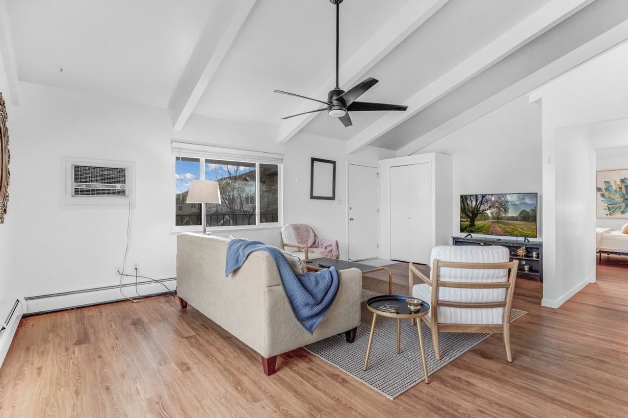 1190 Oak Street - Photo 4 of 37