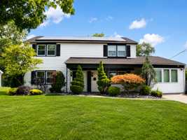 featured image of 6 Hepburn Ln