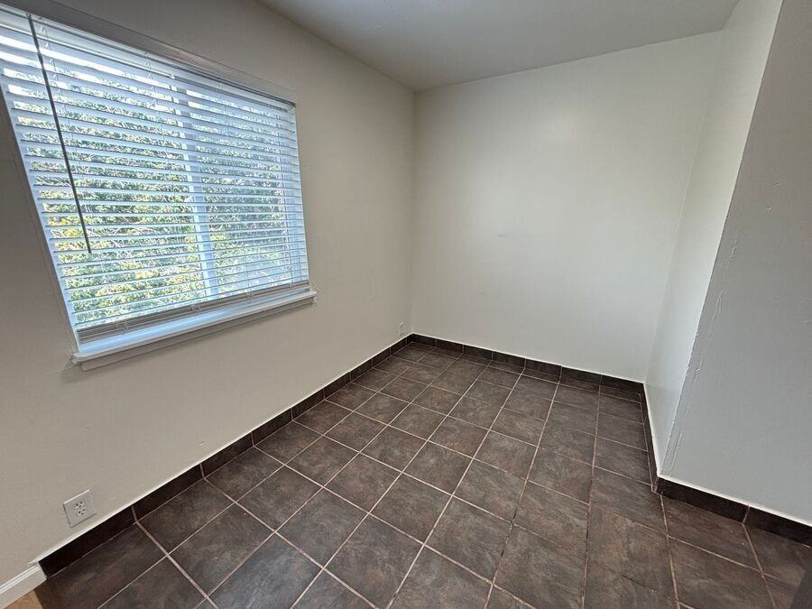 2223 Bonar St #E - Photo 6 of 28