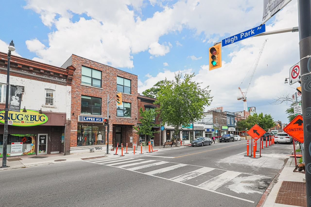 3020 Dundas St W - Photo 2 of 21