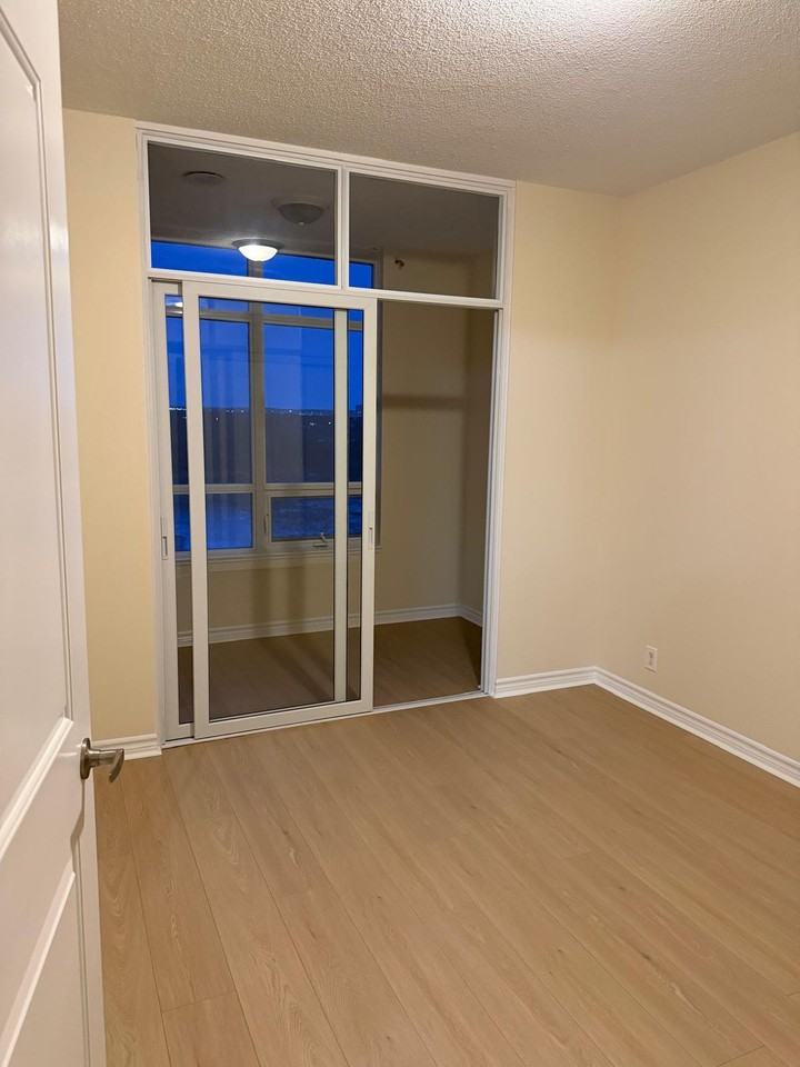 9235 Jane St - Photo 5 of 10