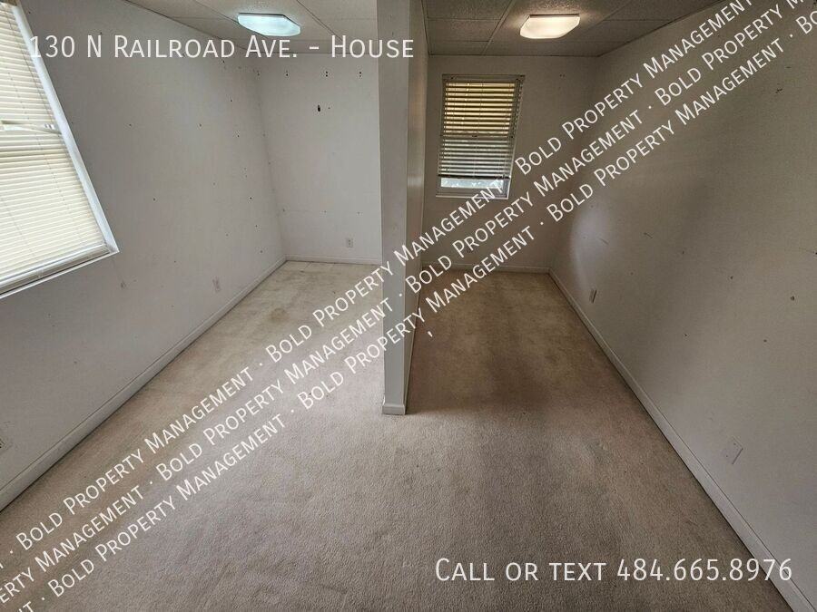 130 N Railroad St - Photo 5 of 18