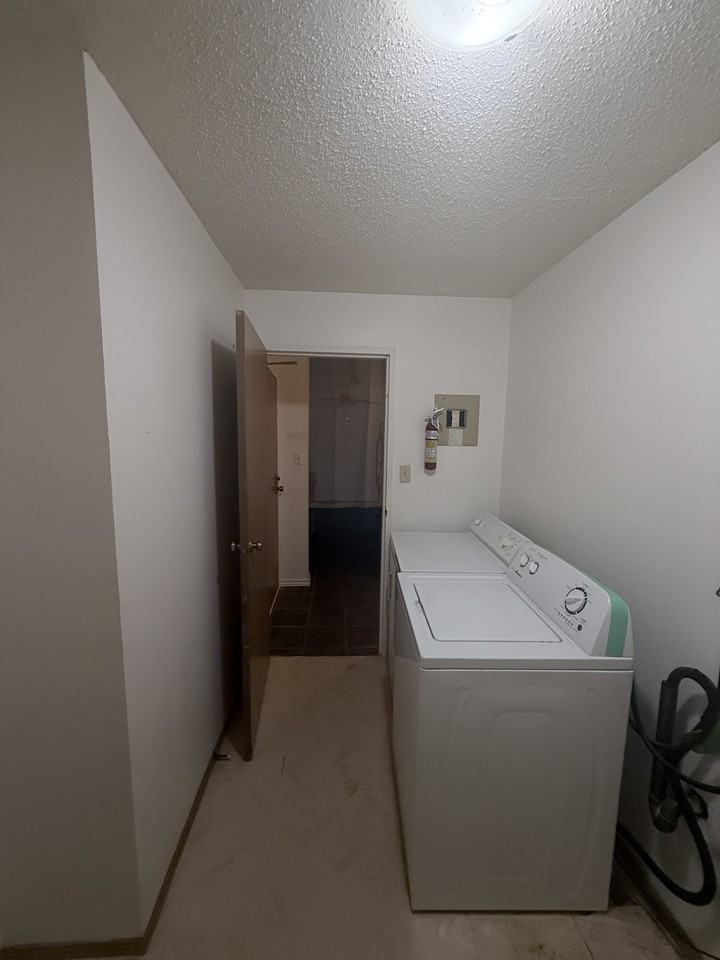 310 Stillwater Dr - Photo 6 of 9
