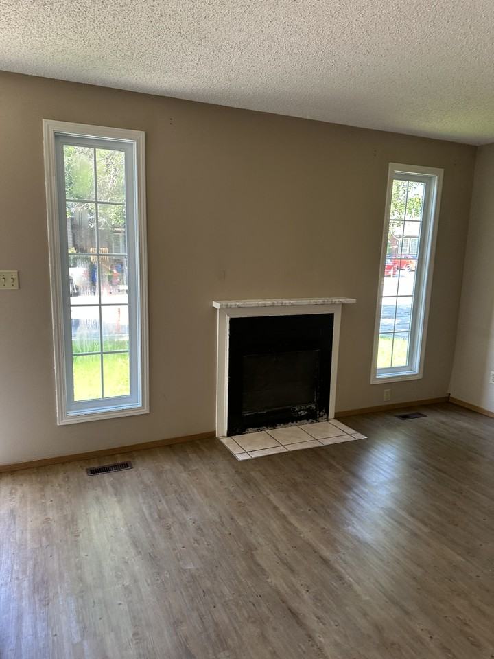 209 Thomson Ave - Photo 3 of 9