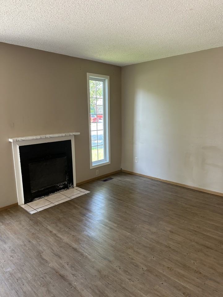 209 Thomson Ave - Photo 4 of 9