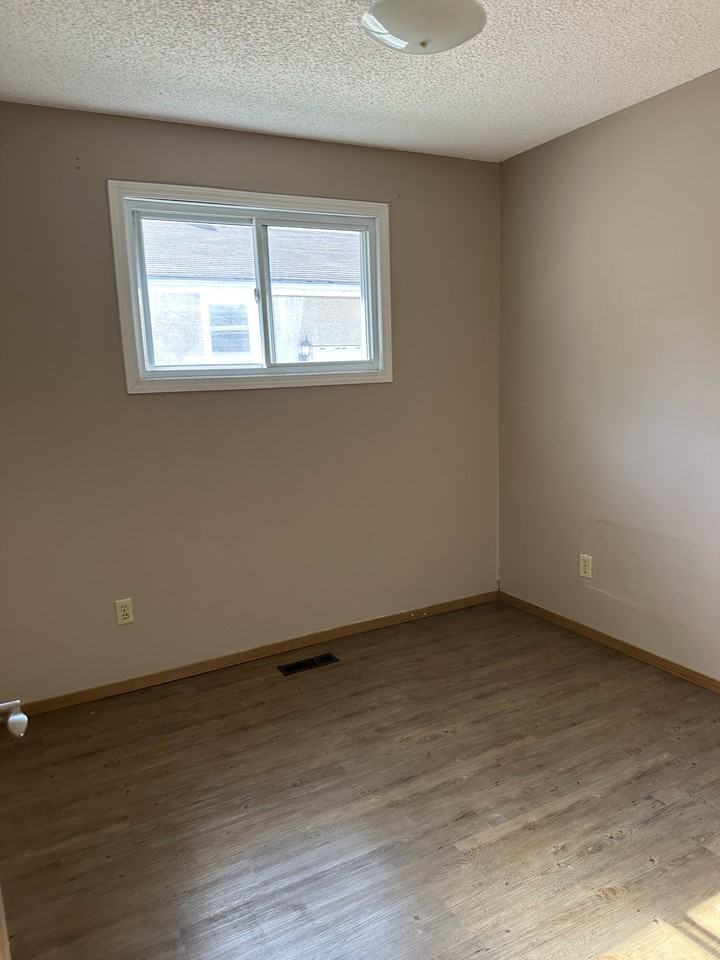 209 Thomson Ave - Photo 7 of 9