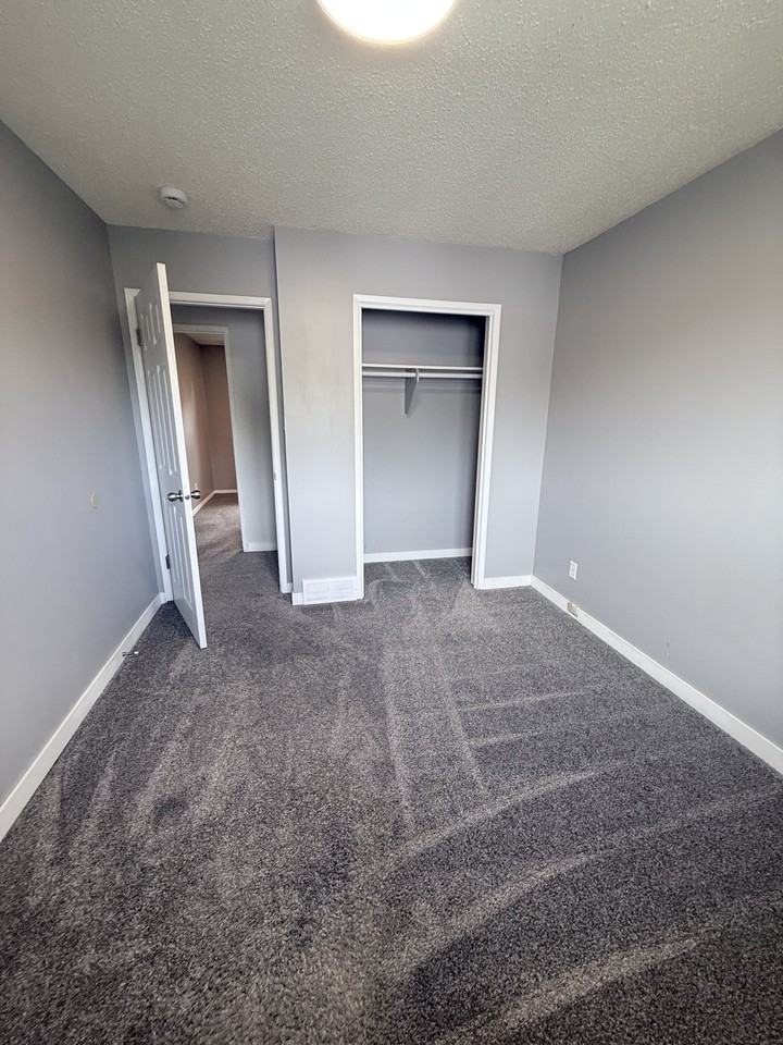 242 Carleton Dr - Photo 2 of 10