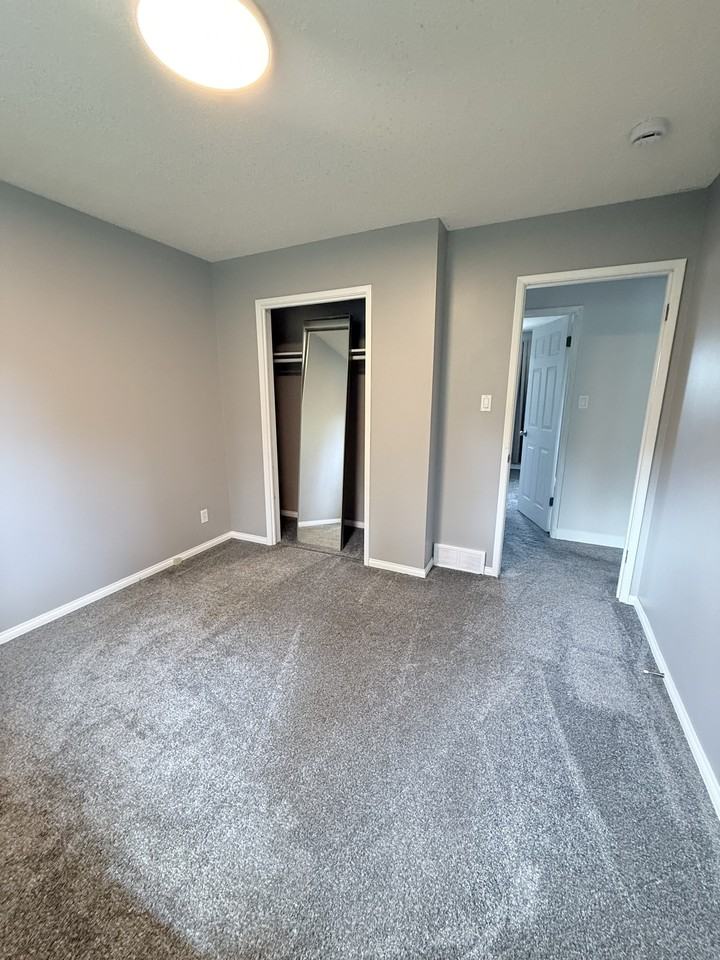 242 Carleton Dr - Photo 4 of 10