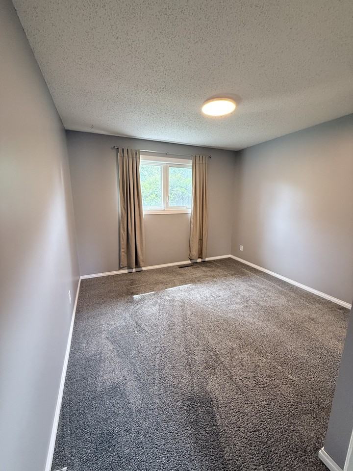 242 Carleton Dr - Photo 5 of 10