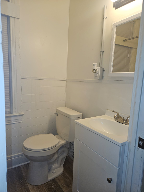 1121 W Poplar St #1 - Photo 3 of 6