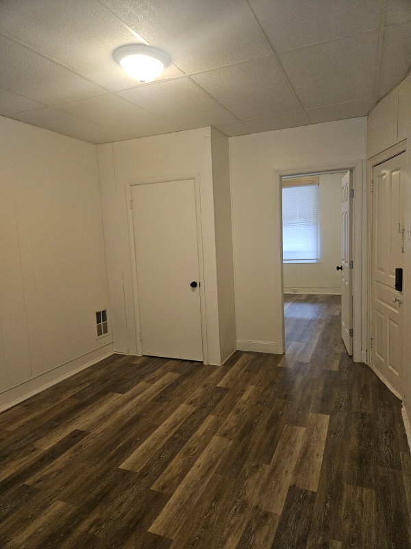1121 W Poplar St #1 - Photo 4 of 6