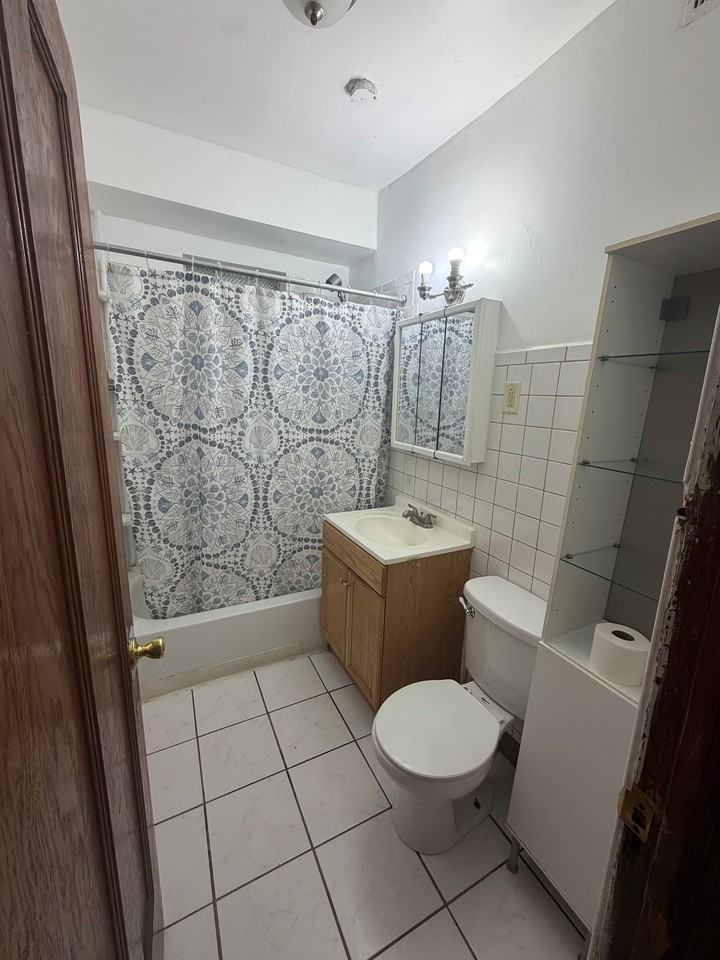 4449 W Walton St #1 - Photo 5 of 10