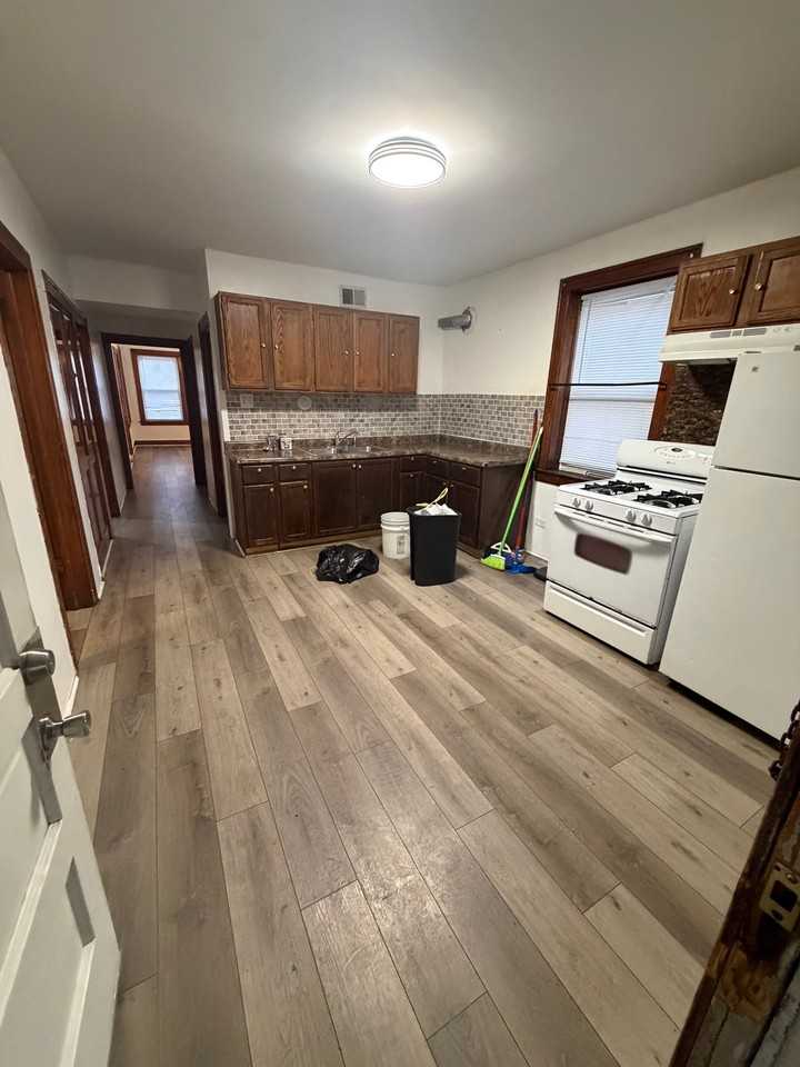 4449 W Walton St #1 - Photo 7 of 10