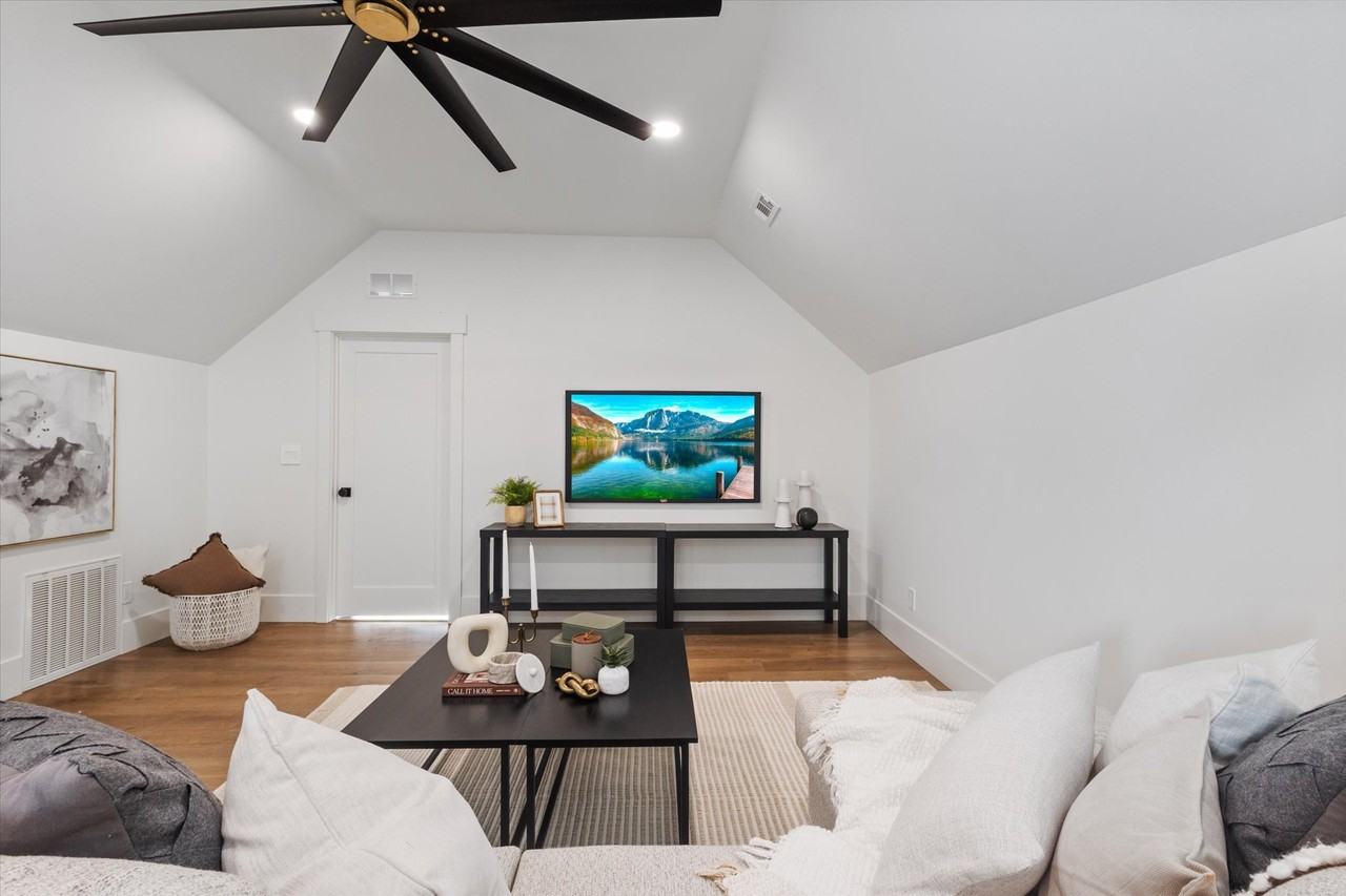 165 Southeast - Photo 7 of 20