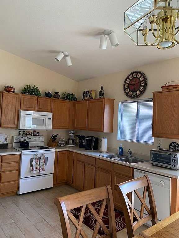 942 S Balboa Dr - Photo 6 of 16