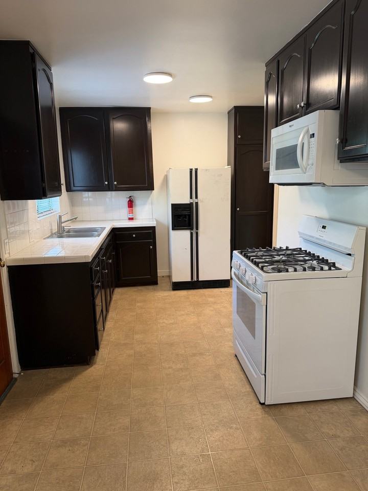 508 E Valencia Ave - Photo 5 of 11