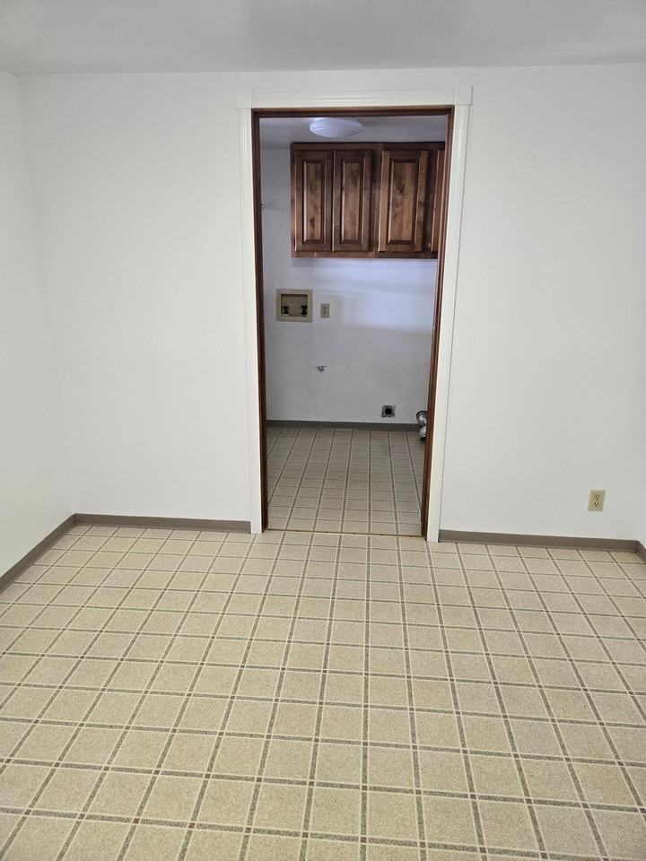 1231 Nw Keasey St - Photo 5 of 9