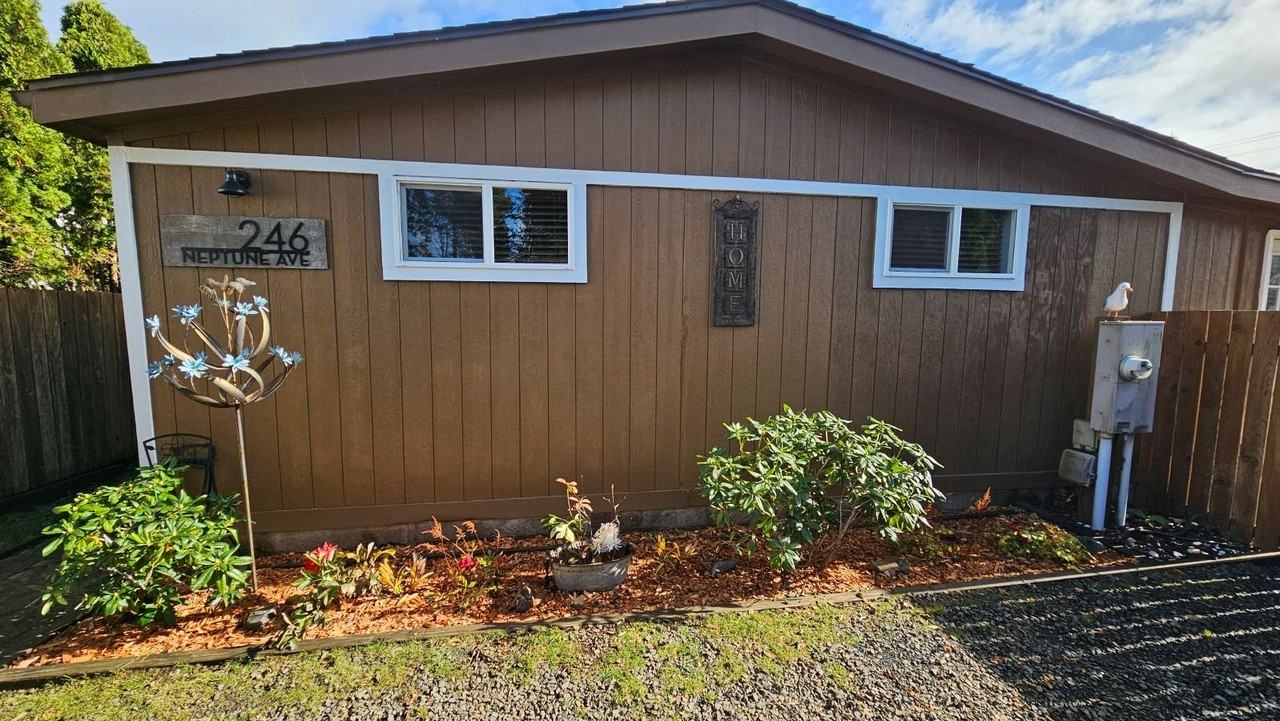 246 Se Neptune Ave - Photo 2 of 19