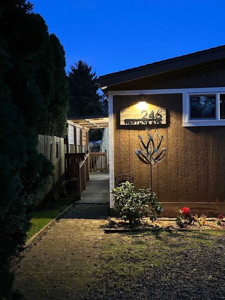 246 Se Neptune Ave - Photo 3 of 19