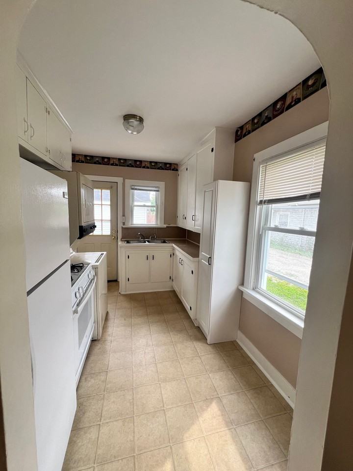 112 Guy St - Photo 2 of 10