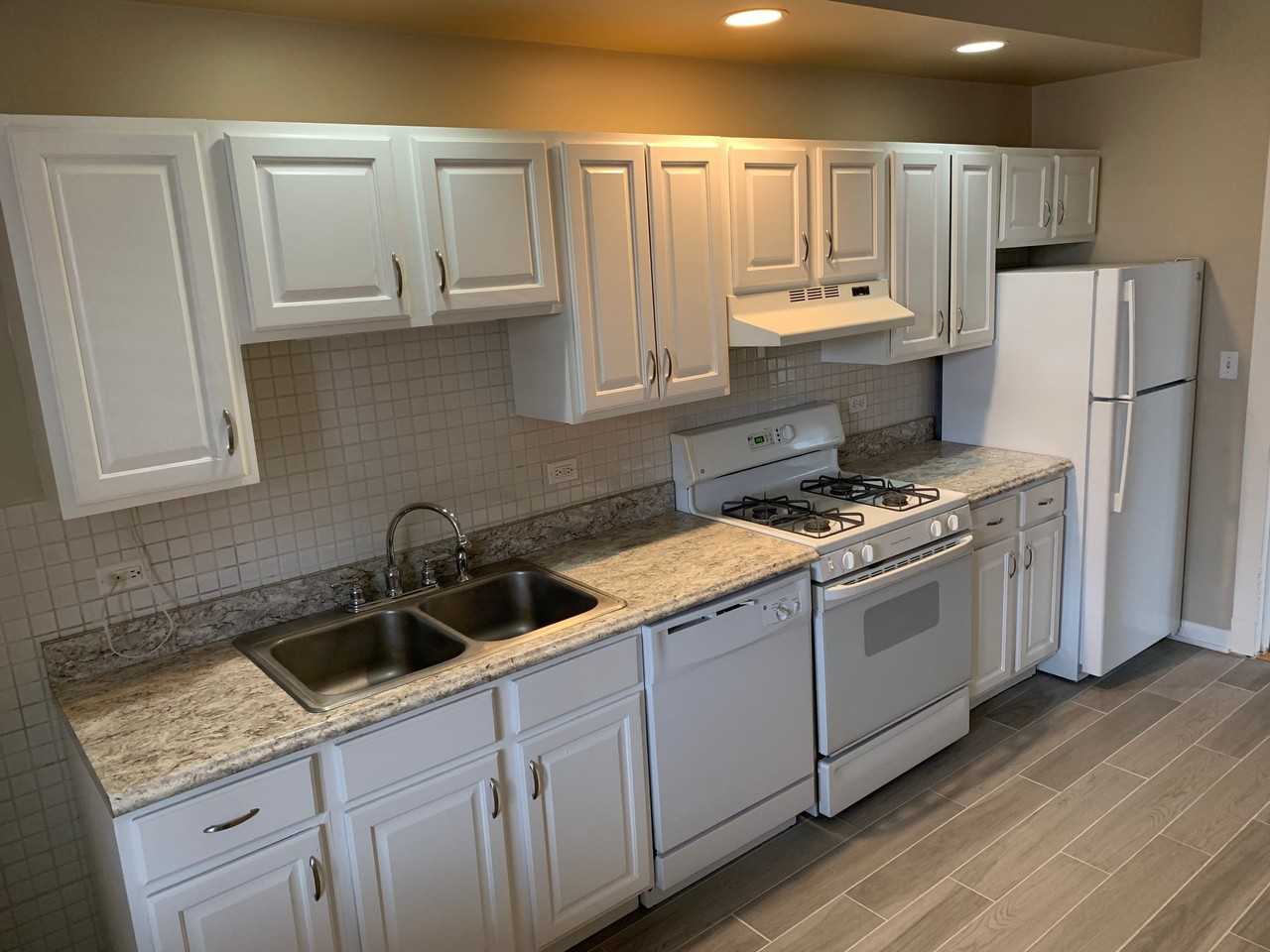 1470 W Winnemac Ave #3 - Photo 7 of 20