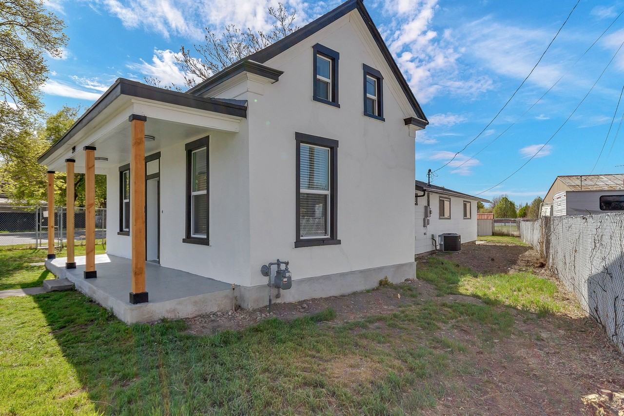 399 W Pacific Dr - Photo 4 of 19