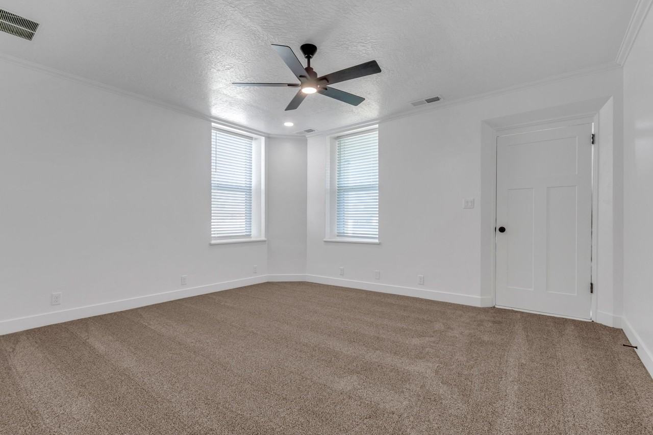 399 W Pacific Dr - Photo 6 of 19