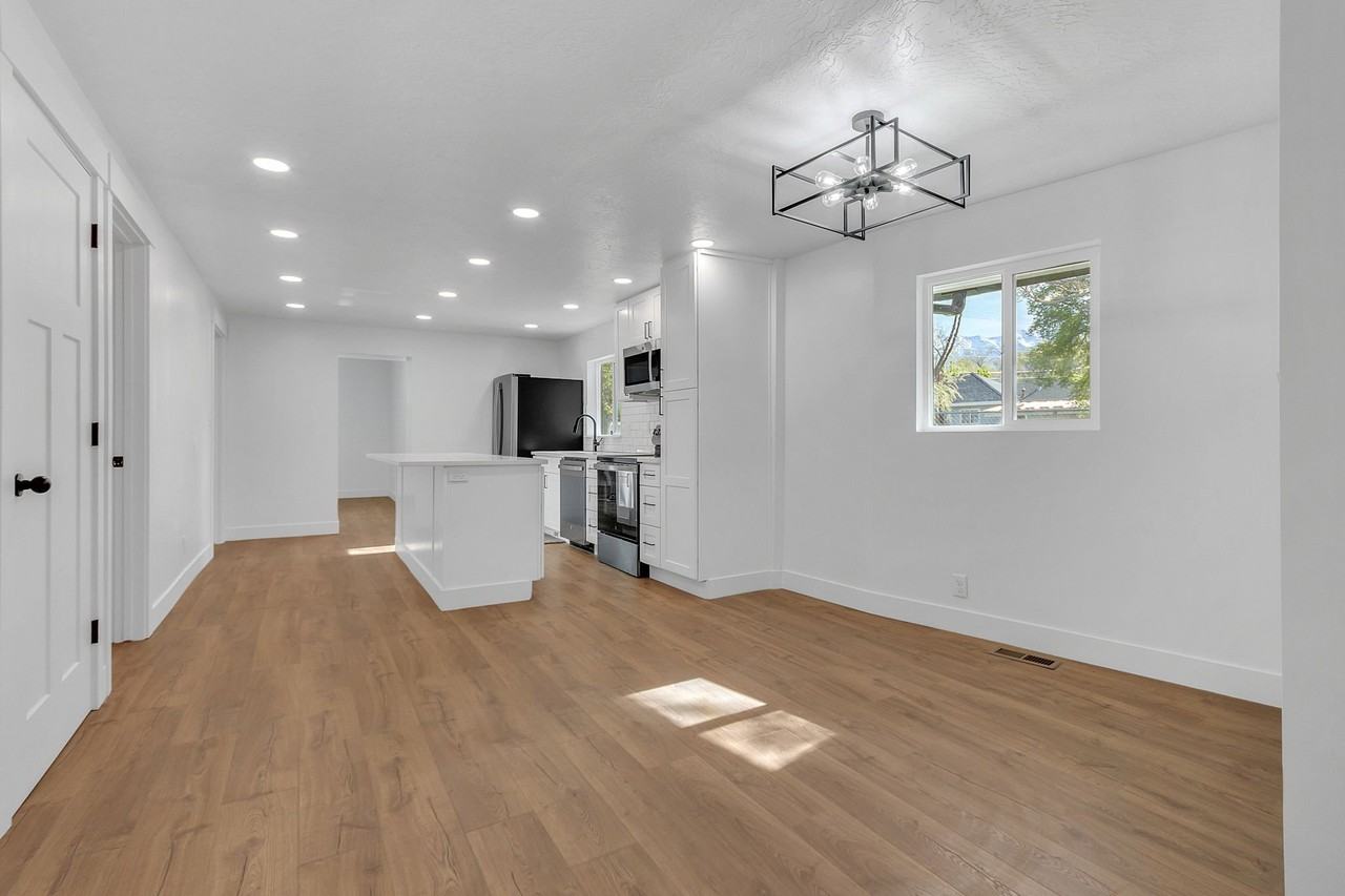 399 W Pacific Dr - Photo 7 of 19