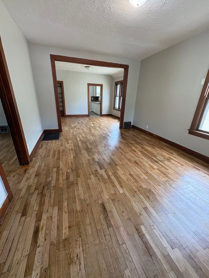 413 S Phillips Ave - Photo 4 of 16