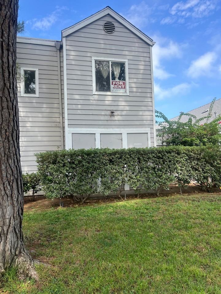 589 N Garfield Ave #1 - Photo 4 of 4