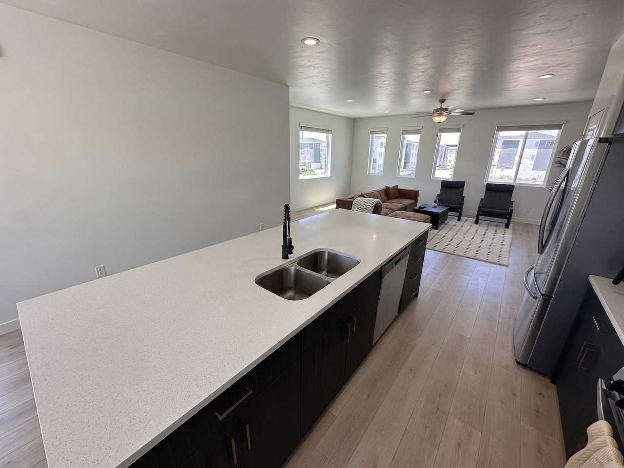 476 Sw - Photo 2 of 10