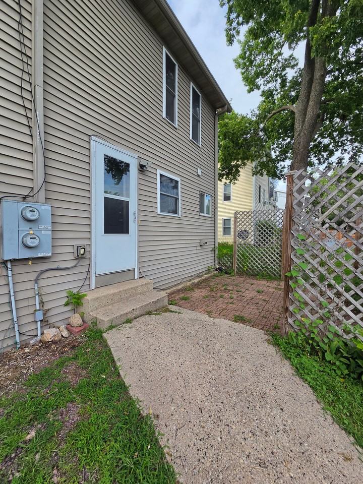 502 E Cook St - Photo 3 of 20