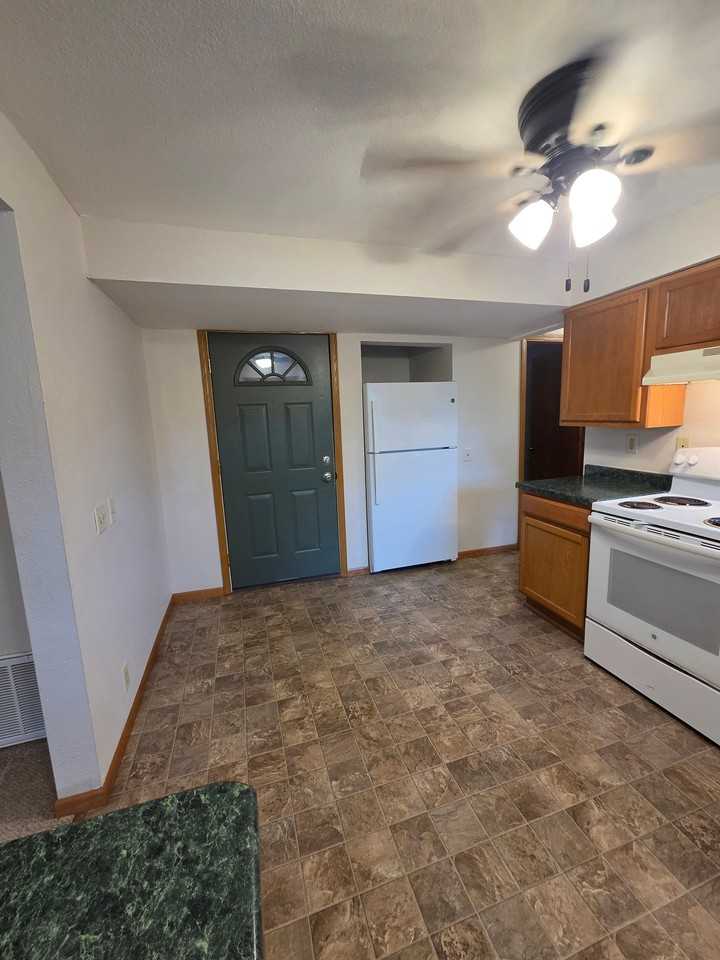 502 E Cook St - Photo 5 of 20