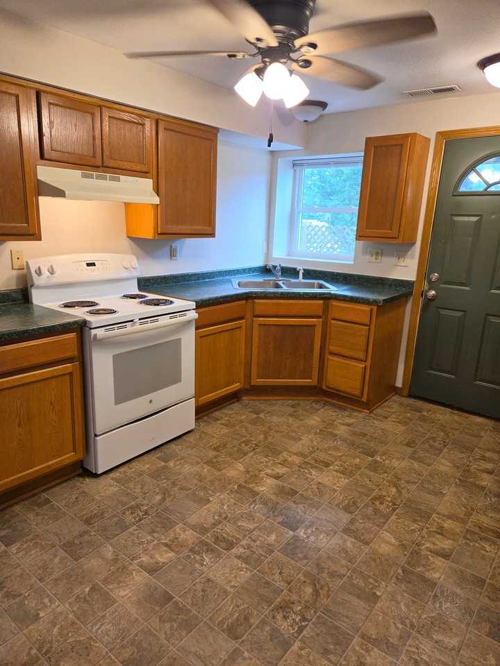 502 E Cook St - Photo 6 of 20