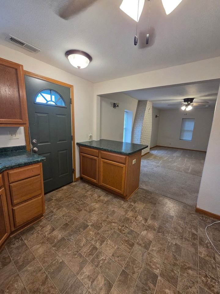 502 E Cook St - Photo 7 of 20