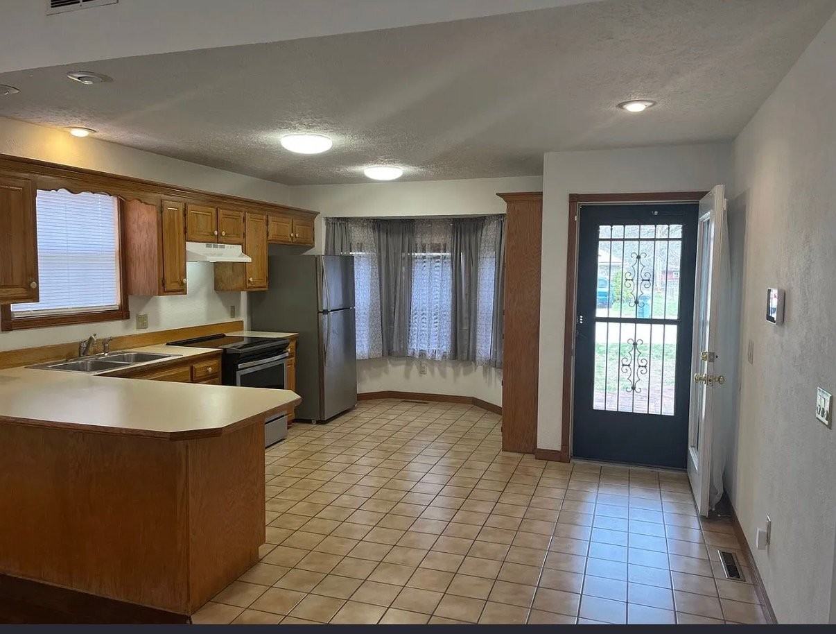 285 N George Ave - Photo 2 of 6