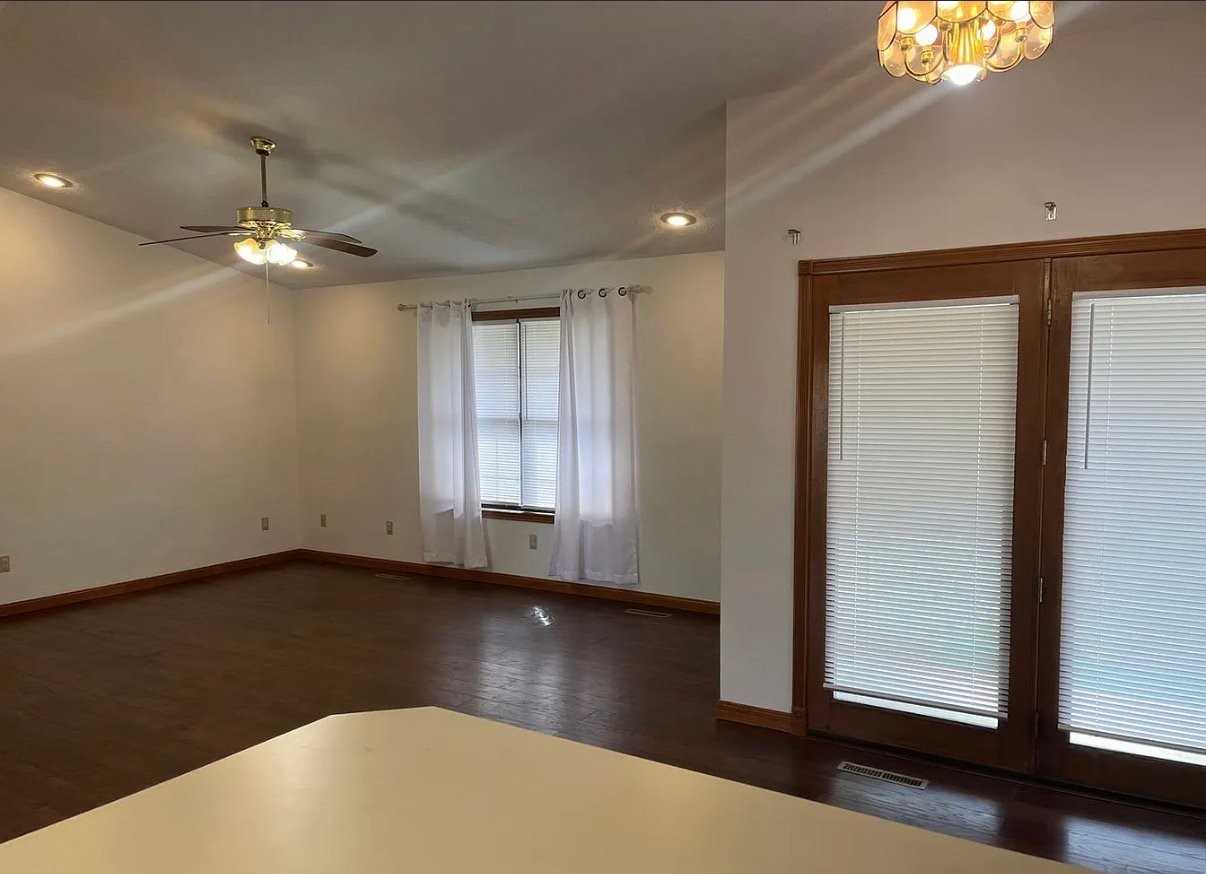 285 N George Ave - Photo 3 of 6